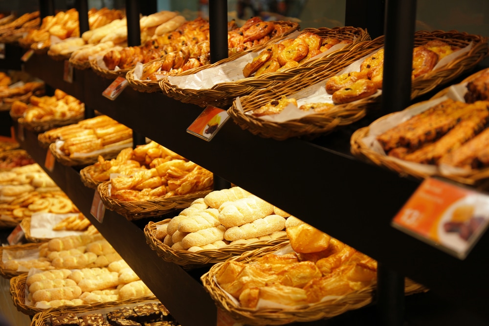 Various,Bread,Type,On,Shelf,In,Bakery,Shop.